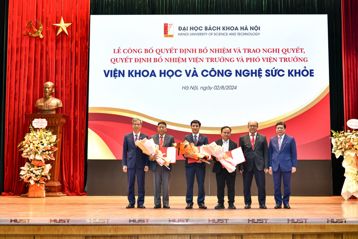 Viện Khoa học và Công nghệ sức khỏe:Viện trưởng Phó Giáo sư Trương Quốc Phong - Giảng viên cao cấp Trường Hóa và Khoa học sự sống; Phó Viện trưởng: Tiến sĩ Nguyễn Phan Kiên - Giảng viên chính Trường Điện – Điện tử; Phó Viện trưởng: Phó Giáo sư Trần Thượng Quảng - Giảng viên cao cấp Trường Hóa và Khoa học sự sống. Viện Khoa học và Công nghệ sức khỏe:Viện trưởng Phó Giáo sư Trương Quốc Phong - Giảng viên cao cấp Trường Hóa và Khoa học sự sống; Phó Viện trưởng: Tiến sĩ Nguyễn Phan Kiên - Giảng viên chính Trường Điện – Điện tử; Phó Viện trưởng: Phó Giáo sư Trần Thượng Quảng - Giảng viên cao cấp Trường Hóa và Khoa học sự sống.