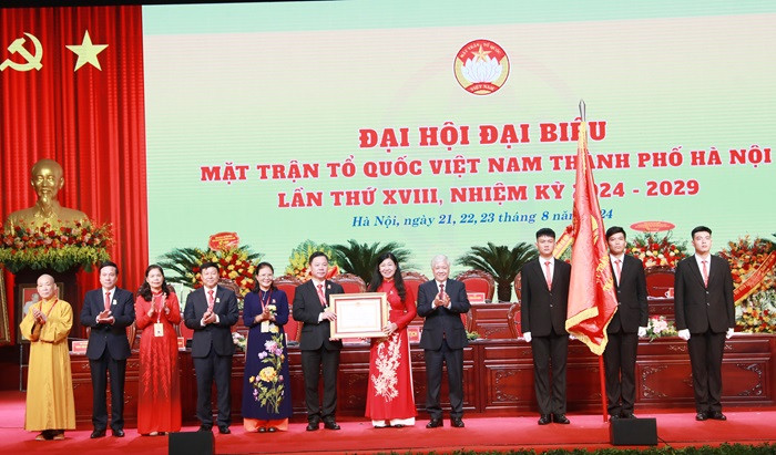 Chủ tịch Ủy ban Trung ương Mặt trận Tổ quốc Việt Nam Đỗ Văn Chiến trao Huân chương Lao động hạng Nhất tặng Mặt trận thành phố Hà Nội. Ảnh: hanoi.gov.vn Chủ tịch Ủy ban Trung ương Mặt trận Tổ quốc Việt Nam Đỗ Văn Chiến trao Huân chương Lao động hạng Nhất tặng Mặt trận thành phố Hà Nội. Ảnh: hanoi.gov.vn