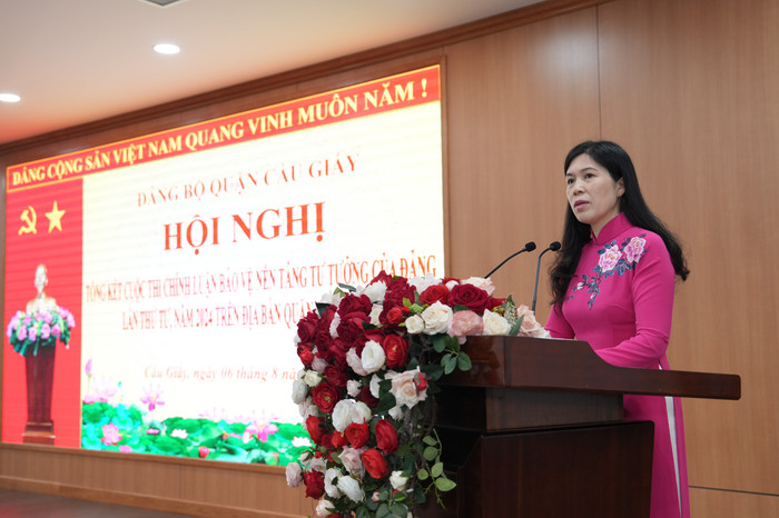 Bà Trần Thị Phương Hoa - Thành ủy viên, Bí thư Quận ủy Cầu Giấy phát biểu tiếp thu ý kiến chỉ đạo của ông Đào Xuân Dũng - Phó trưởng ban Tuyên giáo Thành ủy Hà Nội. 0c6a1905bf431b1d4252.jpg