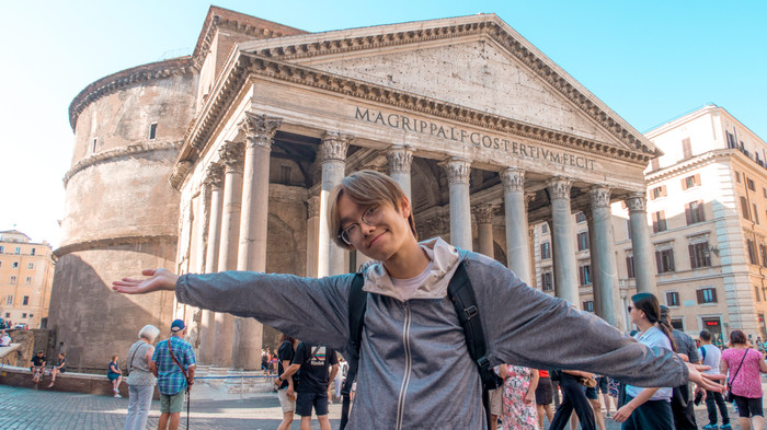Nguyễn Trung Nguyên (18 tuổi, Hà Nội) chụp ảnh tại đền Pantheon - kiệt tác kiến trúc hơn 2000 năm tuổi nổi tiếng ở Ý. Ảnh: NVCC Nguyên.jpg
