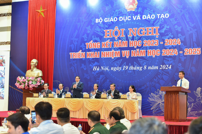 Thủ tướng Phạm Minh Chính cùng Bộ trưởng Bộ Giáo dục và Đào tạo Nguyễn Kim Sơn, Thứ trưởng Nguyễn Văn Phúc, Thứ trưởng Phạm Ngọc Thưởng, Thứ trưởng Hoàng Minh Sơn, Thứ trưởng Nguyễn Thị Kim Chi điều hành hội nghị. Ảnh: Trần Hiệp NTH_1395.jpg