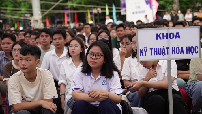 Có hơn 19% là sinh viên nữ (khoảng hơn 1000 sinh viên) trong tổng số hơn 5000 tân sinh viên năm nay. Ảnh: Như Quỳnh Có hơn 19% là sinh viên nữ (khoảng hơn 1000 sinh viên) trong tổng số hơn 5000 tân sinh viên năm nay. Ảnh: Như Quỳnh