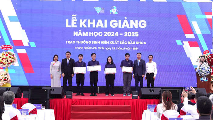 Tại buổi lễ khai giảng, Trường Đại học Bách khoa đã khen thưởng 04 tân sinh viên có thành tích đầu vào xuất sắc nhất: bạn Phạm Minh Tiến (Trường TH-THCS-THPT Lê Thánh Tông, TP.HCM), bạn Phạm Như Hà Linh (THPT Chuyên Nguyễn Du, tỉnh Đăk Lăk), bạn Đinh Quốc Thịnh (THPT Nguyễn Trãi, Khánh Hòa) và bạn Nguyễn Hạo Thiên (Trường TH-THCS-THPT Lê Thánh Tông, TP.HCM). Ảnh: Như Quỳnh DSC08907.JPG