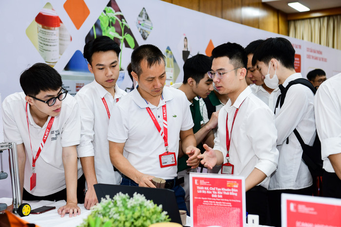 Bộ Giáo dục và Đào tạo lấy ý kiến Dự thảo Thông tư Quy định về kiểm định chất lượng chương trình đào tạo các trình độ của giáo dục đại học từ nay đến hết ngày 14/10/2024. Ảnh minh họa: Giảng viên và sinh viên Đại học Bách khoa Hà Nội Bộ Giáo dục và Đào tạo lấy ý kiến Dự thảo Thông tư Quy định về kiểm định chất lượng chương trình đào tạo các trình độ của giáo dục đại học từ nay đến hết ngày 14/10/2024. Ảnh minh họa: Giảng viên và sinh viên Đại học Bách khoa Hà Nội