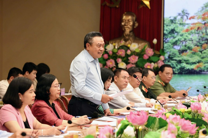 Phó Bí thư Thành ủy, Chủ tịch Ủy ban nhân dân thành phố Hà Nội Trần Sỹ Thanh báo cáo với đoàn công tác Chính phủ. Ảnh: VGP/Nhật Bắc Phó Bí thư Thành ủy, Chủ tịch Ủy ban nhân dân thành phố Hà Nội Trần Sỹ Thanh báo cáo với đoàn công tác Chính phủ. Ảnh: VGP/Nhật Bắc