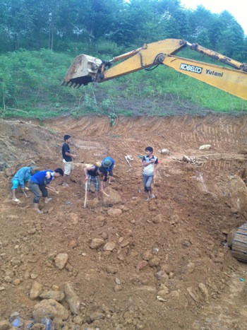 Các đối tượng khai thác quặng trái phép đều là người địa phương khác đến. Các đối tượng khai thác quặng trái phép đều là người địa phương khác đến.