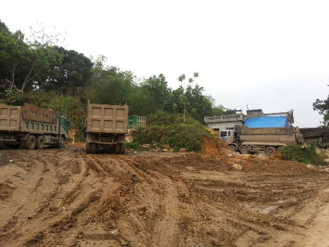 Cách điểm mỏ chừng 1km, hàng chục xe tải vẫn đang tập kết ven đường Cách điểm mỏ chừng 1km, hàng chục xe tải vẫn đang tập kết ven đường