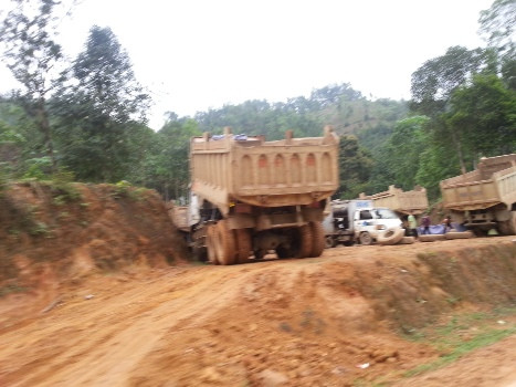 Hàng đoàn xe chở quặng lũ lượt đi ra từ điểm quặng nhưng trong nhiều tháng liền, huyện không hề hay biết!?. Hàng đoàn xe chở quặng lũ lượt đi ra từ điểm quặng nhưng trong nhiều tháng liền, huyện không hề hay biết!?.