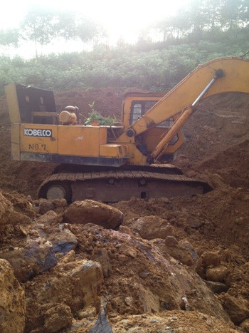 Máy móc được vận chuyển vào khu vực quặng và khai rác rầm rộ nhưng chính quyền không hề hay biết. Máy móc được vận chuyển vào khu vực quặng và khai rác rầm rộ nhưng chính quyền không hề hay biết.