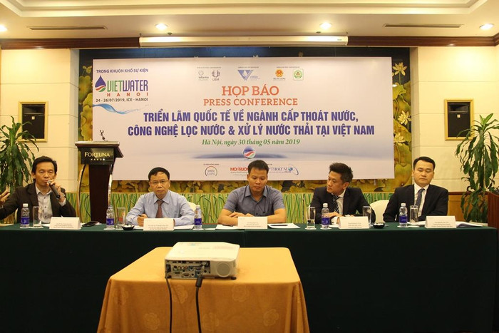 Ban tổ chức trả lời các câu hỏi tại họp báo. Ảnh: Văn Chương