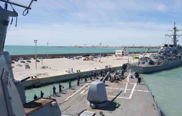 2 chiến hạm Hoa Kỳ đã phóng tên lửa vào căn cứ quân sự Shayrat, Syria sáng sớm hôm nay, ảnh: AP. 2 chiến hạm Hoa Kỳ đã phóng tên lửa vào căn cứ quân sự Shayrat, Syria sáng sớm hôm nay, ảnh: AP.