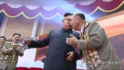 Nhà lãnh đạo Triều Tiên Kim Jong-un và Tổng tham mưu trưởng Ri Myong-su, ảnh: Yonhapnews. Nhà lãnh đạo Triều Tiên Kim Jong-un và Tổng tham mưu trưởng Ri Myong-su, ảnh: Yonhapnews.