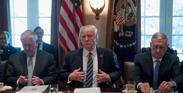 Tổng thống Donald Trump, Ngoại trưởng Rex Tillerson, Bộ trưởng Quốc phòng James Mattis và các quan chức cấp cao Nhà Trắng báo cáo 100 Thượng nghị sĩ về tình hình bán đảo Triều Tiên và đối sách của Washington, ảnh: Alerta Politica Tổng thống Donald Trump, Ngoại trưởng Rex Tillerson, Bộ trưởng Quốc phòng James Mattis và các quan chức cấp cao Nhà Trắng báo cáo 100 Thượng nghị sĩ về tình hình bán đảo Triều Tiên và đối sách của Washington, ảnh: Alerta Politica