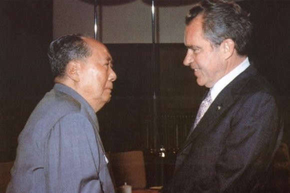 Cái bắt tay Thượng Hải 1972 giữa Tổng thống Mỹ Nixon với Chủ tịch Trung Quốc Mao Trạch Đông làm thay đổi cục diện thế giới, tác động đến nhiều nước, trong đó có Việt Nam. Ảnh: abc.net.au Cái bắt tay Thượng Hải 1972 giữa Tổng thống Mỹ Nixon với Chủ tịch Trung Quốc Mao Trạch Đông làm thay đổi cục diện thế giới, tác động đến nhiều nước, trong đó có Việt Nam. Ảnh: abc.net.au