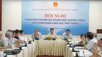 Một hội nghị lấy ý kiến chuyên gia về dự thảo chương trình, sách giáo khoa giáo dục phổ thông sau 2015 do Bộ Giáo dục và Đào tạo tổ chức năm 2014, ảnh: Tạp chí Tuyên giáo. Một hội nghị lấy ý kiến chuyên gia về dự thảo chương trình, sách giáo khoa giáo dục phổ thông sau 2015 do Bộ Giáo dục và Đào tạo tổ chức năm 2014, ảnh: Tạp chí Tuyên giáo.