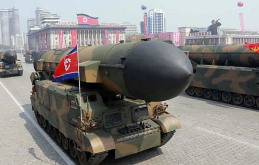 Tên lửa Triều Tiên diễu hành trên quảng trường Kim Nhật Thành, Bình Nhưỡng hôm 15/4, ảnh: BBC. Tên lửa Triều Tiên diễu hành trên quảng trường Kim Nhật Thành, Bình Nhưỡng hôm 15/4, ảnh: BBC.