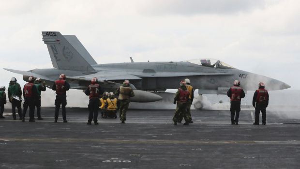 Chiến đấu cơ F/A 18 trên tàu sân bay USS Carl Vinson, ảnh: smh.com.au. Chiến đấu cơ F/A 18 trên tàu sân bay USS Carl Vinson, ảnh: smh.com.au.