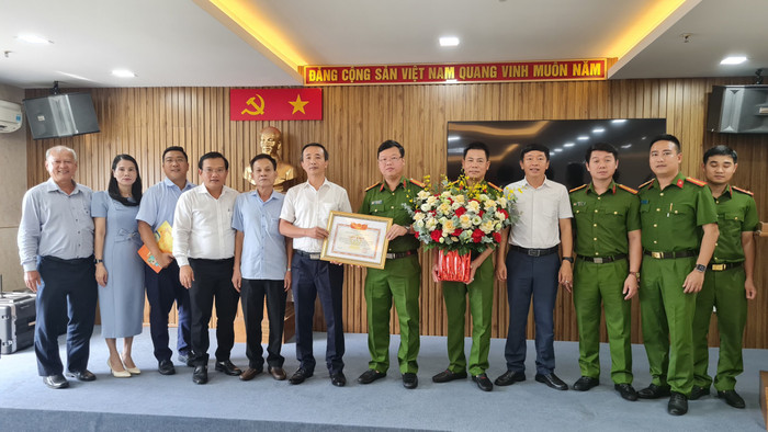 Đại diện lãnh đạo Nhà xuất bản Giáo dục Việt Nam trao tặng giấy khen và “thưởng nóng” cho cá nhân và tập thể thuộc lực lượng công an Đà Nẵng IMG_20240626_081348.jpg
