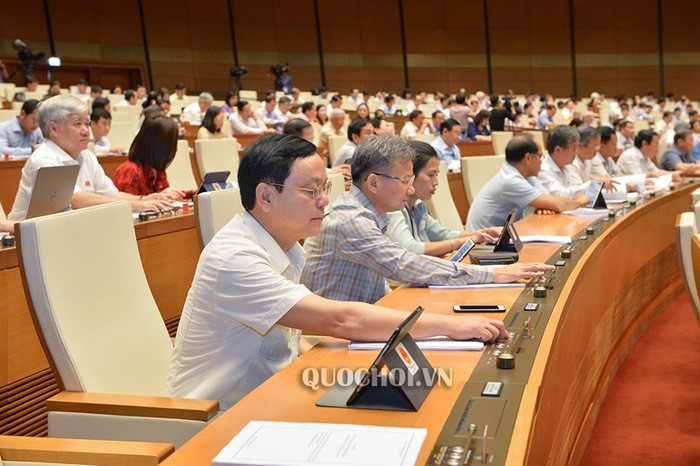 Các đại biểu bấm nút thông quan dự án Luật. Ảnh: Quochoi.vn Các đại biểu bấm nút thông quan dự án Luật. Ảnh: Quochoi.vn
