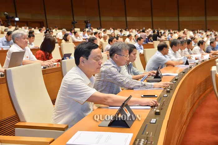 Các đại biểu bấm nút thông quan dự án Luật. Ảnh: Quochoi.vn