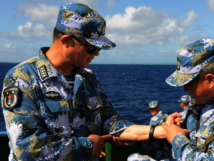 Dương Chí Lượng (trái) khi còn mang lon Đại tá hải quân cho xem vết sẹo do bị bắn gẫy tay trong lần xâm lược Gạc Ma tháng 3/1988. Ảnh: Chinanews.com.cn. Dương Chí Lượng (trái) khi còn mang lon Đại tá hải quân cho xem vết sẹo do bị bắn gẫy tay trong lần xâm lược Gạc Ma tháng 3/1988. Ảnh: Chinanews.com.cn.