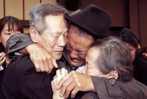 Khát vọng đoàn tụ chưa khi nào nguôi trong lòng người Triều Tiên 2 đầu bán đảo. Ảnh: AP. Khát vọng đoàn tụ chưa khi nào nguôi trong lòng người Triều Tiên 2 đầu bán đảo. Ảnh: AP.