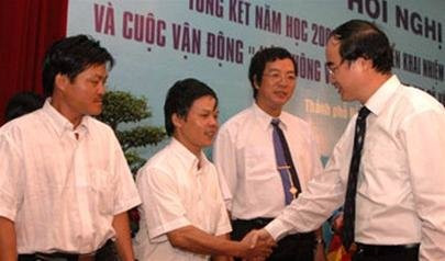 Ngày 31/7/2006 Bộ trưởng Giáo dục và Đào tạo Nguyễn Thiện Nhân thăm hỏi, tặng quà cho các thầy giáo Đoàn Dụng (Quảng Ngãi - phải), Đỗ Việt Khoa (Hà Tây - giữa) và Đức Vịnh (An Giang) - những người đã dũng cảm chống tiêu cực trong thi cử. Ảnh: Báo Tuổi Trẻ. Ngày 31/7/2006 Bộ trưởng Giáo dục và Đào tạo Nguyễn Thiện Nhân thăm hỏi, tặng quà cho các thầy giáo Đoàn Dụng (Quảng Ngãi - phải), Đỗ Việt Khoa (Hà Tây - giữa) và Đức Vịnh (An Giang) - những người đã dũng cảm chống tiêu cực trong thi cử. Ảnh: Báo Tuổi Trẻ.
