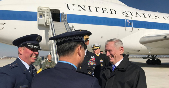 Bộ trưởng Quốc phòng Mỹ James Mattis thăm hỏi các sĩ quan khi tới Hàn Quốc, ảnh: The New York Times. Bộ trưởng Quốc phòng Mỹ James Mattis thăm hỏi các sĩ quan khi tới Hàn Quốc, ảnh: The New York Times.