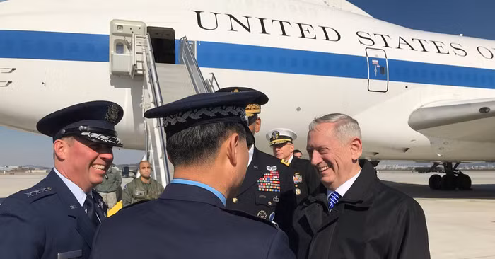 Bộ trưởng Quốc phòng Mỹ James Mattis thăm hỏi các sĩ quan khi tới Hàn Quốc, ảnh: The New York Times. Bộ trưởng Quốc phòng Mỹ James Mattis thăm hỏi các sĩ quan khi tới Hàn Quốc, ảnh: The New York Times.