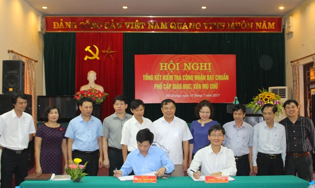 Ảnh minh họa. Ngày 12/7/2017, đại diện đoàn kiểm tra của Bộ Giáo dục và Đào tạo và lãnh đạo Ủy ban nhân dân tỉnh Hải Dương ký kết biên bản kiểm tra công nhận đạt chuẩn phổ cập giáo dục, xóa mù chữ. nguồn: haiduong.edu.vn. Ảnh minh họa. Ngày 12/7/2017, đại diện đoàn kiểm tra của Bộ Giáo dục và Đào tạo và lãnh đạo Ủy ban nhân dân tỉnh Hải Dương ký kết biên bản kiểm tra công nhận đạt chuẩn phổ cập giáo dục, xóa mù chữ. nguồn: haiduong.edu.vn.