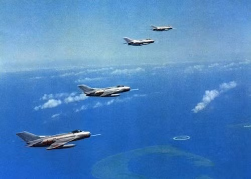 Chiến đấu cơ Trung Quốc tuần tiễu bất hợp pháp sau khi cưỡng chiếm quần đảo Hoàng Sa thuộc Đà Nẵng, Việt Nam năm 1974.