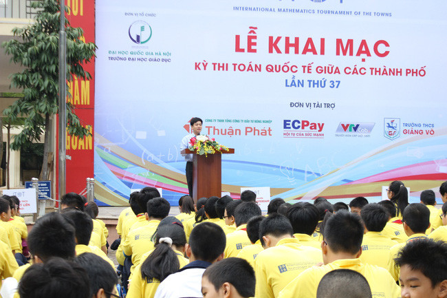 Phó giáo sư, Tiến sĩ Nguyễn Xuân Thành - Phó vụ trưởng Vụ Giáo dục trung học, Bộ Giáo dục và Đào tạo phát động cuộc thi Toán quốc tế giữa các thành phố lần thứ 37 năm 2015, tại Hà Nội. Ảnh: VTV.vn. Phó giáo sư, Tiến sĩ Nguyễn Xuân Thành - Phó vụ trưởng Vụ Giáo dục trung học, Bộ Giáo dục và Đào tạo phát động cuộc thi Toán quốc tế giữa các thành phố lần thứ 37 năm 2015, tại Hà Nội. Ảnh: VTV.vn.