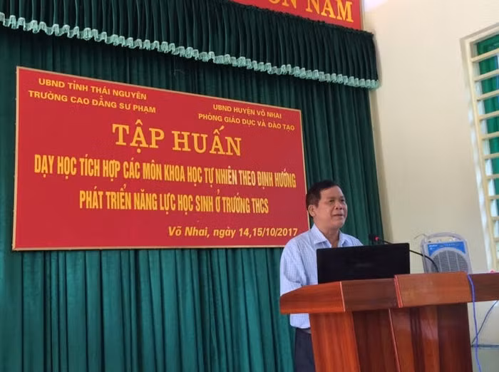 Thầy Hoàng Văn Huyên – Phó Hiệu trưởng Trường Cao đẳng sư phạm Thái Nguyên phát biểu khai mạc lớp bồi dưỡng Dạy học tích hợp các môn khoa học tự nhiên cho giáo viên trung học cơ sở huyện Võ Nhai, Thái Nguyên ngày 14, 15/10/2017. Ảnh: cddspthainguyen.edu.vn Thầy Hoàng Văn Huyên – Phó Hiệu trưởng Trường Cao đẳng sư phạm Thái Nguyên phát biểu khai mạc lớp bồi dưỡng Dạy học tích hợp các môn khoa học tự nhiên cho giáo viên trung học cơ sở huyện Võ Nhai, Thái Nguyên ngày 14, 15/10/2017. Ảnh: cddspthainguyen.edu.vn