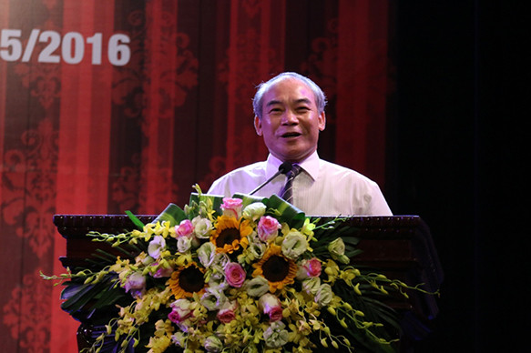 Ông Nguyễn Vinh Hiển vui mừng thông báo tại Lễ trao giải cuộc thi giải Toán qua internet năm học 2015-2016, học sinh Việt Nam đã lọt vào Top 40 quốc gia đạt giải (với tỷ lệ đạt giải lên tới 70%) trong cuộc thi khoa học kỹ thuật (ViSEF) được tổ chức tại Mỹ. Ảnh: ViOlympic.vn Ông Nguyễn Vinh Hiển vui mừng thông báo tại Lễ trao giải cuộc thi giải Toán qua internet năm học 2015-2016, học sinh Việt Nam đã lọt vào Top 40 quốc gia đạt giải (với tỷ lệ đạt giải lên tới 70%) trong cuộc thi khoa học kỹ thuật (ViSEF) được tổ chức tại Mỹ. Ảnh: ViOlympic.vn