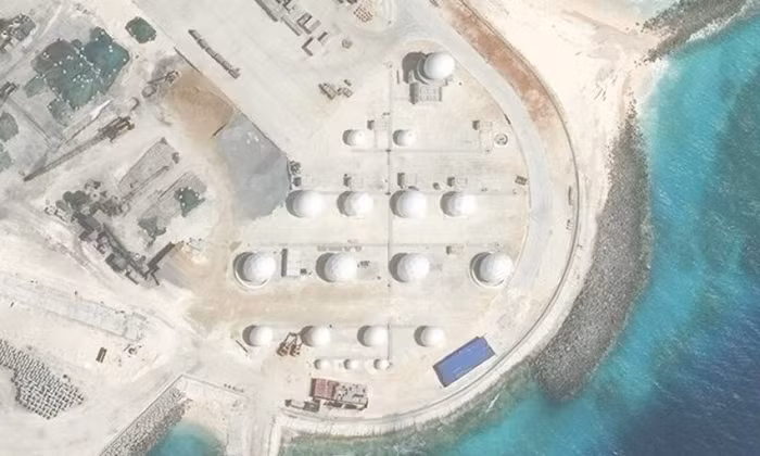 Trong năm 2017, Trung Quốc tiếp tục bố trí các thiết bị ra đa quân sự trên các cấu trúc chiếm đóng bất hợp pháp ở Trường Sa và Hoàng Sa. Ảnh chụp từ vệ tinh một phần đá Chữ Thập thuộc Trường Sa, Khánh Hòa, Việt Nam. Nguồn: Asia Times. Trong năm 2017, Trung Quốc tiếp tục bố trí các thiết bị ra đa quân sự trên các cấu trúc chiếm đóng bất hợp pháp ở Trường Sa và Hoàng Sa. Ảnh chụp từ vệ tinh một phần đá Chữ Thập thuộc Trường Sa, Khánh Hòa, Việt Nam. Nguồn: Asia Times.