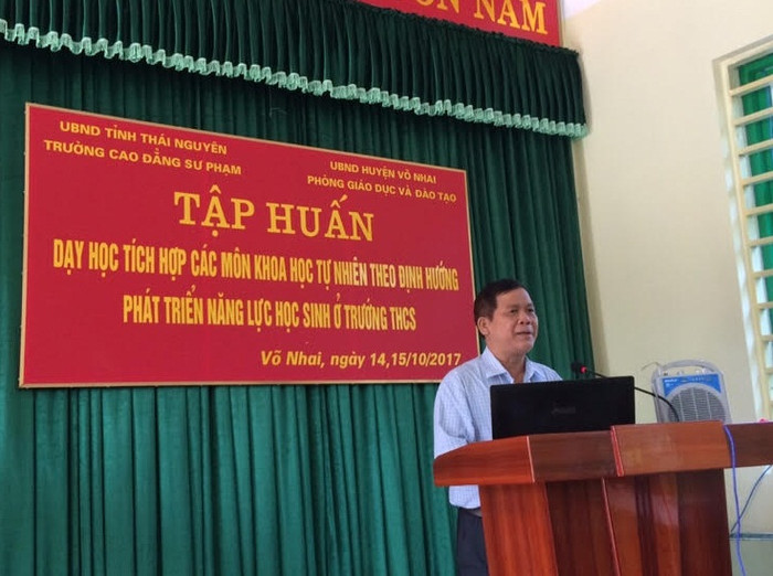 Thầy Hoàng Văn Huyên – Phó Hiệu trưởng Trường Cao đẳng sư phạm Thái Nguyên phát biểu khai mạc lớp bồi dưỡng Dạy học tích hợp các môn khoa học tự nhiên cho giáo viên trung học cơ sở huyện Võ Nhai, Thái Nguyên ngày 14, 15/10/2017. Ảnh: cddspthainguyen.edu.vn Thầy Hoàng Văn Huyên – Phó Hiệu trưởng Trường Cao đẳng sư phạm Thái Nguyên phát biểu khai mạc lớp bồi dưỡng Dạy học tích hợp các môn khoa học tự nhiên cho giáo viên trung học cơ sở huyện Võ Nhai, Thái Nguyên ngày 14, 15/10/2017. Ảnh: cddspthainguyen.edu.vn