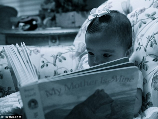 Còn cô con gái Monroe thật xinh xắn thật xinh xắn và điệu đà với nơ trên tóc. Còn cô con gái Monroe thật xinh xắn thật xinh xắn và điệu đà với nơ trên tóc.