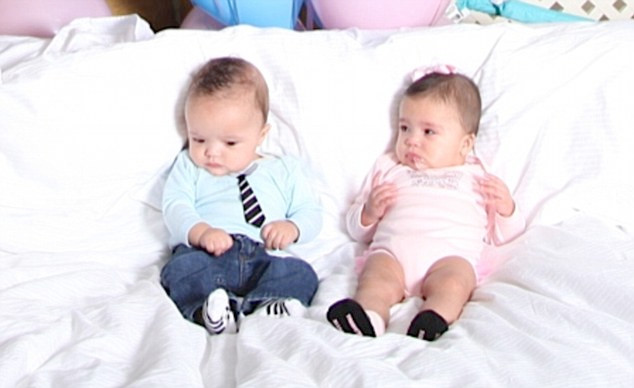 Bà mẹ nổi tiếng rất chịu khó khoe ảnh đẹp của hai con. Bà mẹ nổi tiếng rất chịu khó khoe ảnh đẹp của hai con.