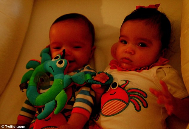 Hai thiên thần nhà diva Mariah Carey thật khỏe mạnh, đáng yêu. Hai thiên thần nhà diva Mariah Carey thật khỏe mạnh, đáng yêu.