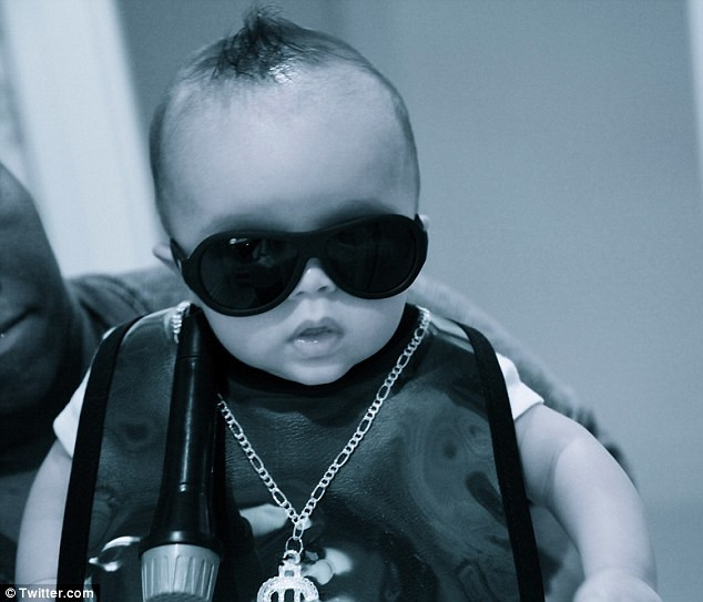 Moroccan được tạo hình như một tay chơi nhạc Rock thứ thiệt. Moroccan được tạo hình như một tay chơi nhạc Rock thứ thiệt.