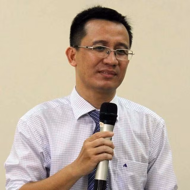 Tiến sĩ Bùi Quang Tín cho rằng tăng thuế môi trường xăng dầu lúc này sẽ có tác động lên chỉ số lạm phát. (Ảnh: Nhân vật cung cấp)