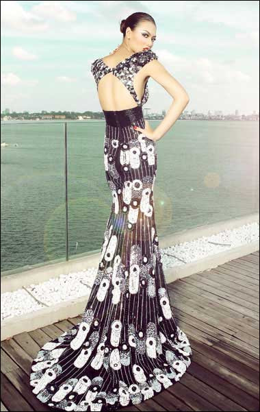 Chân dài Hồng Quế sinh năm 1994 nhưng vẻ bề ngoài của cô nàng này không khác nhiều so với những đàn chị 8x là mấy. (news).