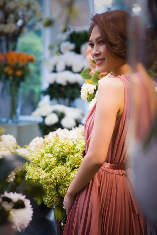 Mỹ Tâm đẹp hút hồn giữa rừng hoa, nữ ca sỹ nổi tiếng sinh năm 1981 nhưng cô luôn bị "chê" già trước tuổi, bù lại, vẻ đẹp của kiều nữ này có vẻ ngày càng chín muồi hơn. (iOne).