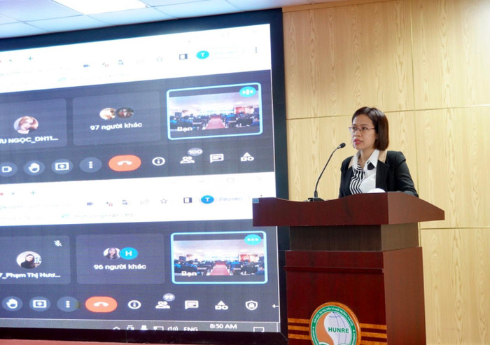 Thạc sĩ Bùi Thu Phương - Phó Trưởng Phòng Đào tạo trả lời các vấn đề đối thoại liên quan đến công tác đào tạo.