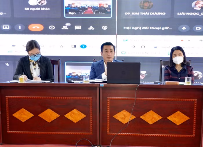 PGS.TS Vũ Danh Tuyên đại diện lãnh đạo nhà trường trả lời đối thoại tại hội nghị.
