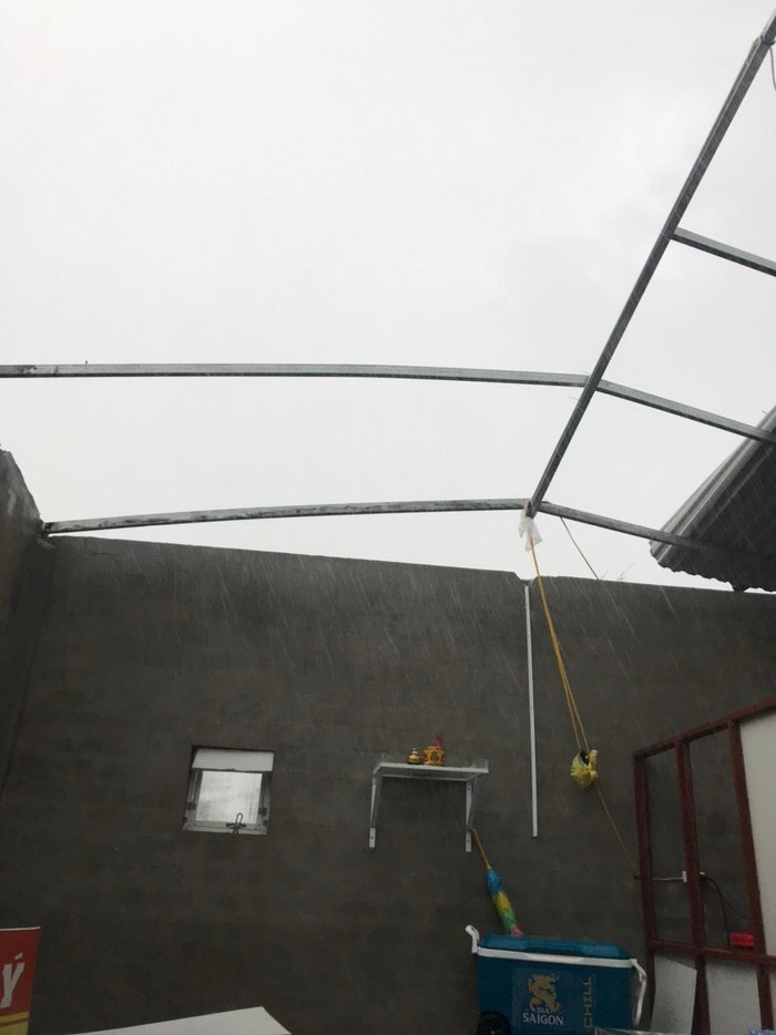 Nhà em Bảo Nam bị tốc toàn bộ mái trong nhà giờ như ngoài trời. Nhà em Bảo Nam bị tốc toàn bộ mái trong nhà giờ như ngoài trời.