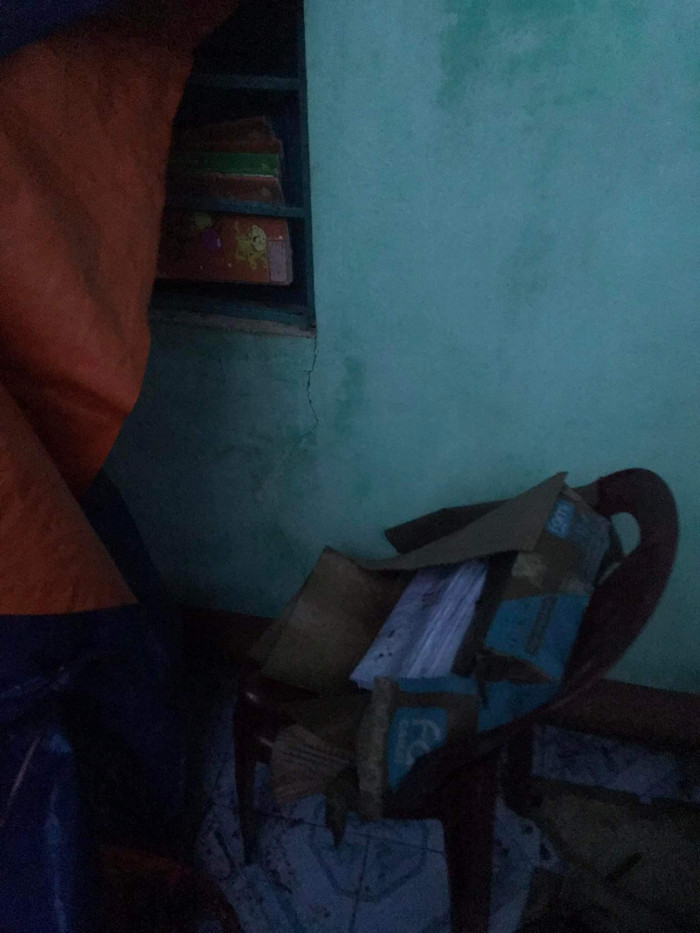 Sách vở, đồ dùng học tập không còn gì. Sách vở, đồ dùng học tập không còn gì.