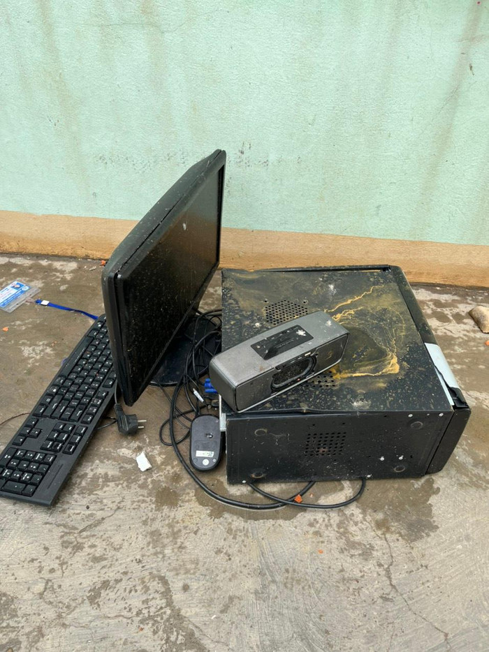 Đồ đạc của các thầy cô giáo sau cơn bão tan hoang. Ảnh: Nhà trường cung cấp Đồ đạc của các thầy cô giáo sau cơn bão tan hoang. Ảnh: Nhà trường cung cấp