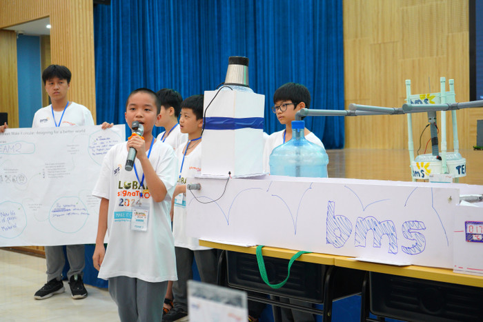 Học sinh Trần Quang Minh – Lớp 7T2 – Team 2 chia sẻ về ý tưởng “Dây chuyền tái chế rác thải nhựa làm từ các vật liệu tái chế”. Ảnh 7- Team 2.JPG