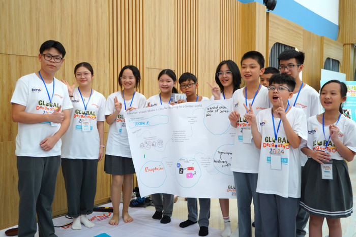 Đào Hương Mai, lớp 6i (thứ 3 từ trái sang) cùng Team chia sẻ ý tưởng phác thảo sản phẩm. Ảnh 1.JPG